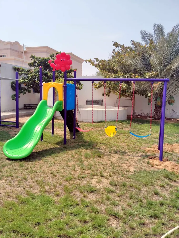 ملعب مع ٣ مراجيح